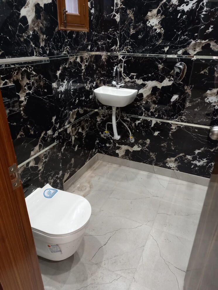 Attached Bathroom, paschim vihar 2.5 Bedroom 70 Sq.Yd. Apartment In Paschim Vihar Delhi 8185095