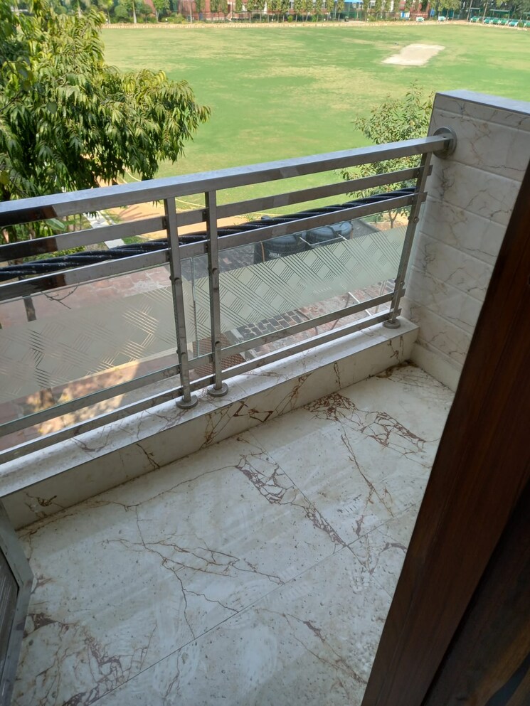 Balcony, paschim vihar 2.5 Bedroom 70 Sq.Yd. Apartment In Paschim Vihar Delhi 8185095