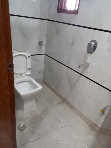 Attached Bathroom in 2 BHK Apartment at Paschim Vihar – for Rent