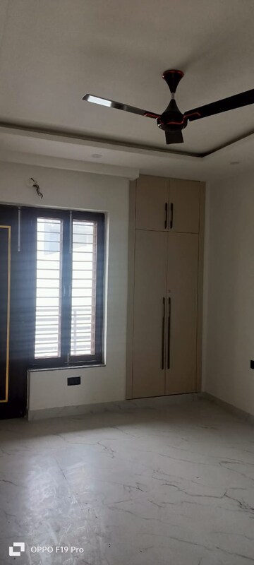 Room in 3.5 BHK Builder Floor at Sector 28 – for Rent