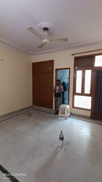 Room in 2.5 BHK Apartment at Alok Vihar, Sector 50 – for Sale