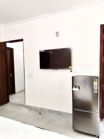 Furnished Amenities in 1 RK Builder Floor at Signature Tower Sector 30, Sector 30 – for Rent