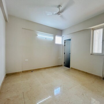 Room in 3.5 BHK Apartment at Sector 63 – for Rent
