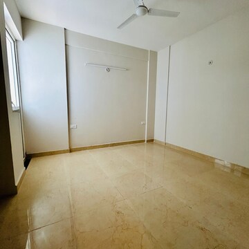 Room in 3.5 BHK Apartment at Sector 63 – for Rent