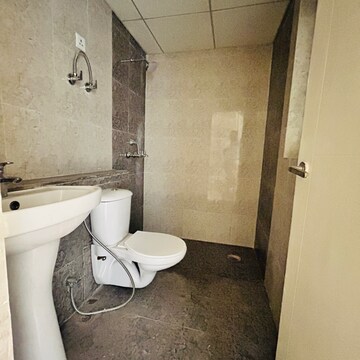 Attached Bathroom in 3.5 BHK Apartment at Sector 63 – for Rent