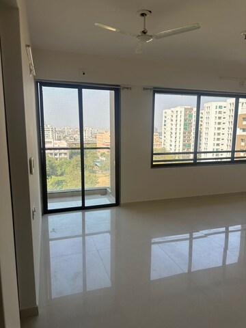 Room in 2 BHK Apartment at Ajmera Casa Vyoma, Vastrapur – for Rent
