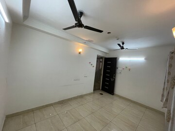 Room in 3 BHK Apartment at Gaur City 2 - 14th Avenue, Sector 16c Greater Noida – for Rent