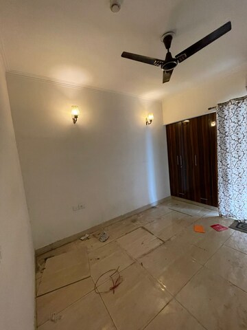 Room in 3 BHK Apartment at Gaur City 2 - 14th Avenue, Sector 16c Greater Noida – for Rent