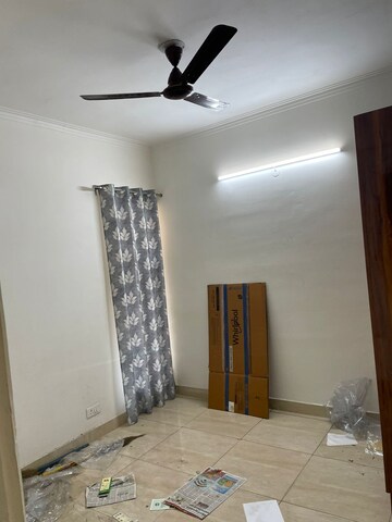 Room in 3 BHK Apartment at Gaur City 2 - 14th Avenue, Sector 16c Greater Noida – for Rent