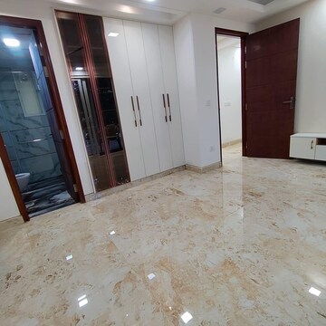 Room in 5 BHK Apartment at Vipul Belmonte, Sector 53 – for Sale