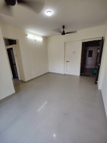 Room in 1.5 BHK Apartment at Green Square, Kasarvadavali – for Rent