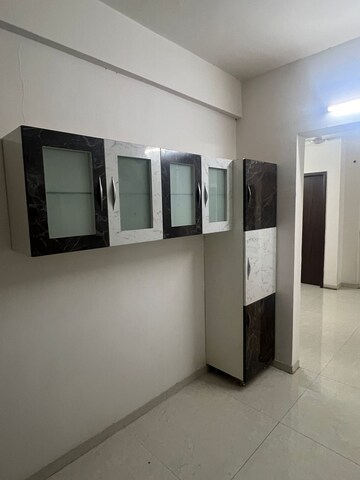 Room in 2 BHK Apartment at Majestique Towers, Kharadi – for Rent