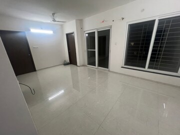 Room in 2 BHK Apartment at Majestique Towers, Kharadi – for Rent