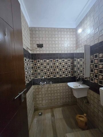 Attached Bathroom in 3 BHK Builder Floor at Sector 31 – for Rent