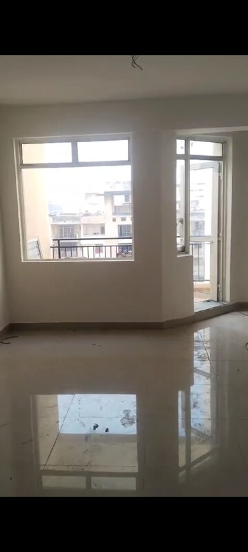 Room in 3 BHK Apartment at Jaypee Greens Kosmos, Sector 134 – for Sale