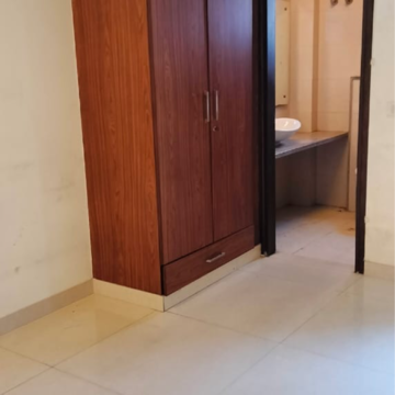 Room in 3 BHK Builder Floor at Janakpuri – for Rent