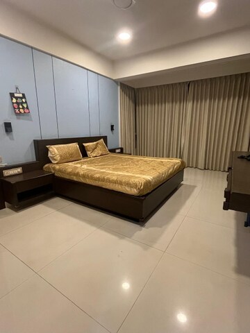 Bedroom in 4 BHK Apartment at Worli Sea Face – for Rent