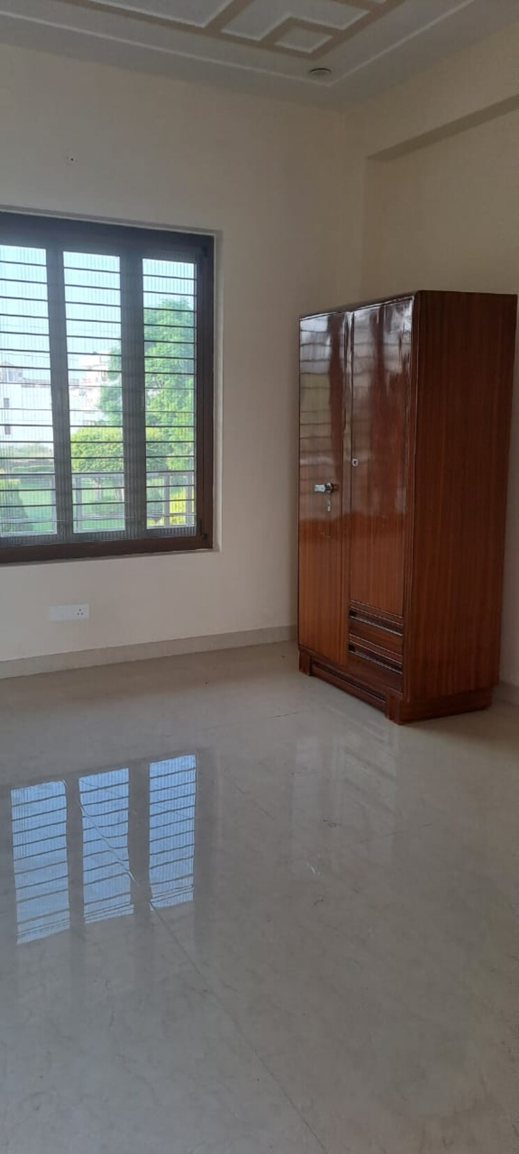 Room, bptp-parkland 4 Bedroom 303 Sq.Ft. Independent House In Sector 75 Faridabad 8186472