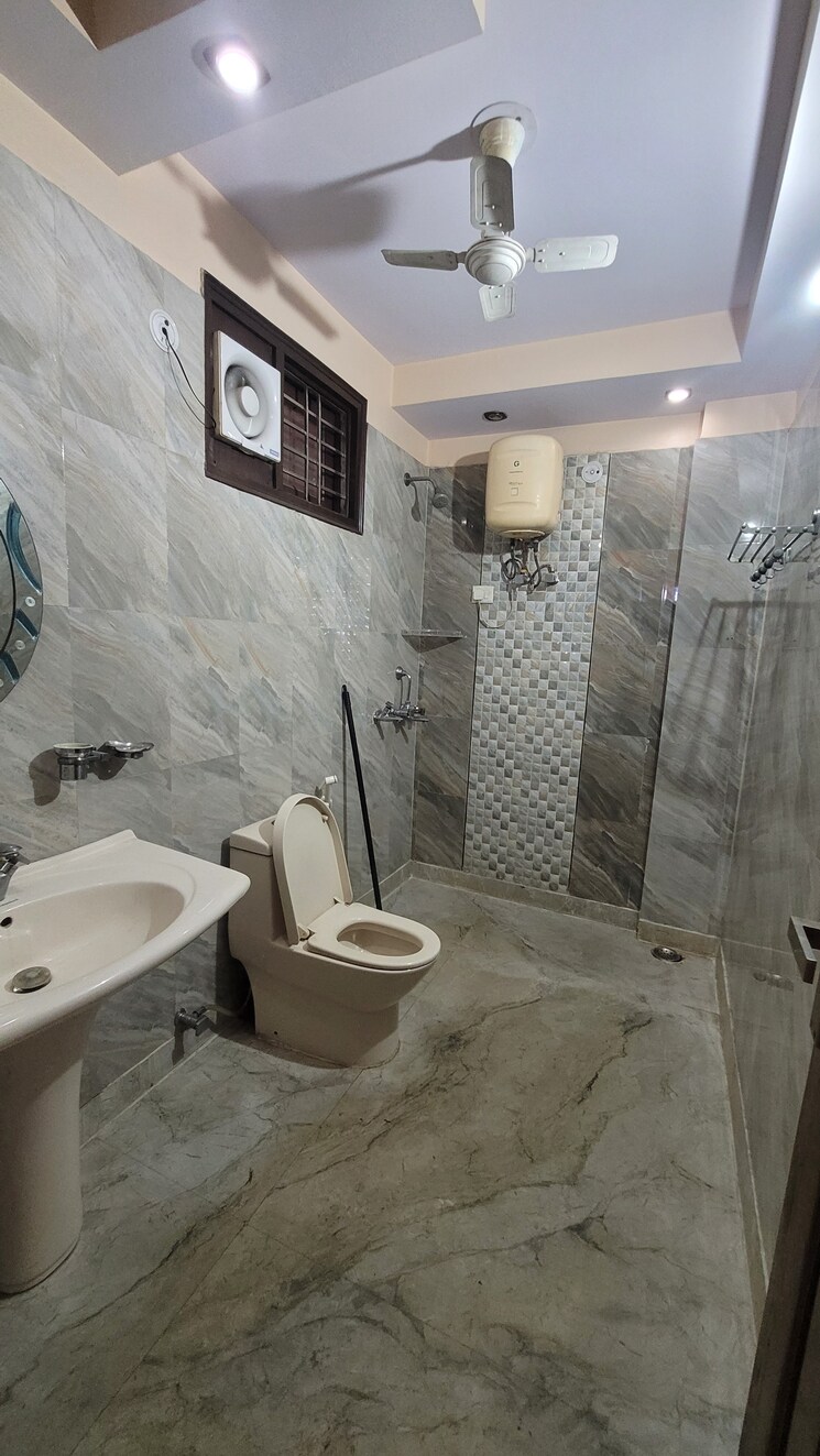 Bathroom, dilshad colony 3.5 Bedroom 1800 Sq.Ft. Builder Floor In Dilshad Colony Delhi 8186729