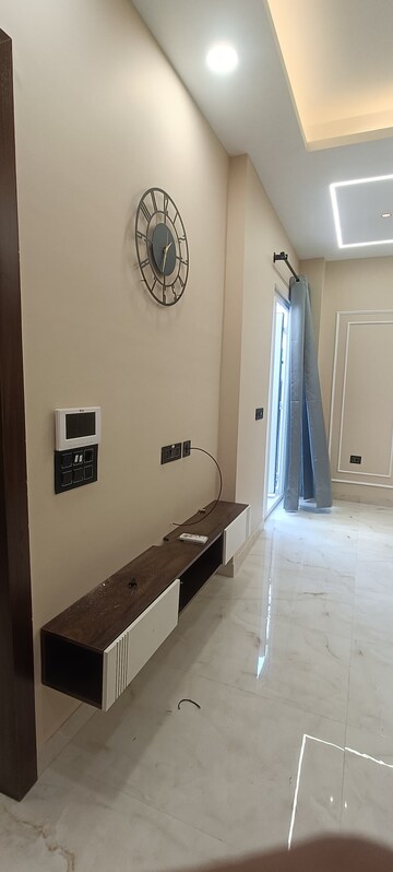 Building Lobby in 1 BHK Builder Floor at Sector 43 – for Rent