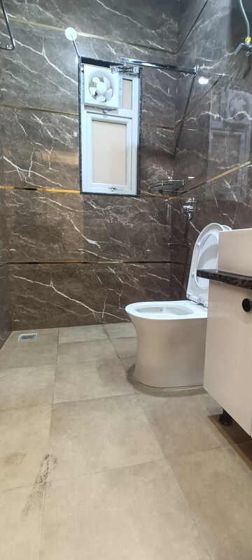 Bathroom in 1 BHK Builder Floor at Sector 43 – for Rent