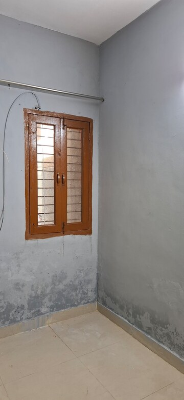 Room in 1 BHK Apartment at Sector 10 Greater Noida – for Rent