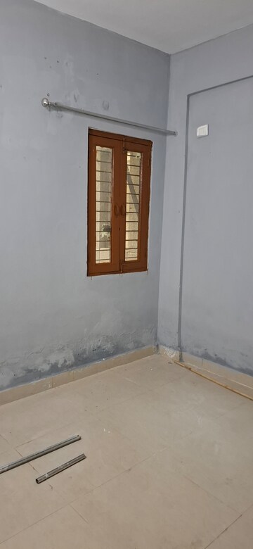 Furnished Amenities in 1 BHK Apartment at Sector 10 Greater Noida – for Rent