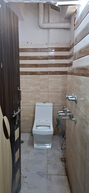 Bathroom in 1 BHK Apartment at Sector 10 Greater Noida – for Rent