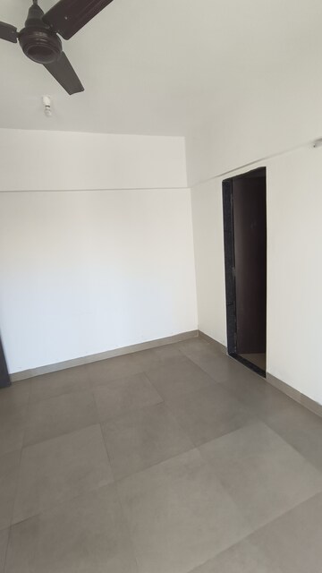 Room in 1 BHK Apartment at Conwood Astoria, Goregaon East – for Rent