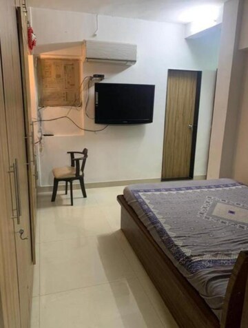 Room in 2 BHK Apartment at Takshila CHS, Andheri East – for Rent