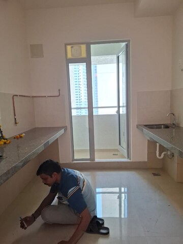 Room in 2 BHK Apartment at Piramal Vaikunth, Balkum Pada – for Rent