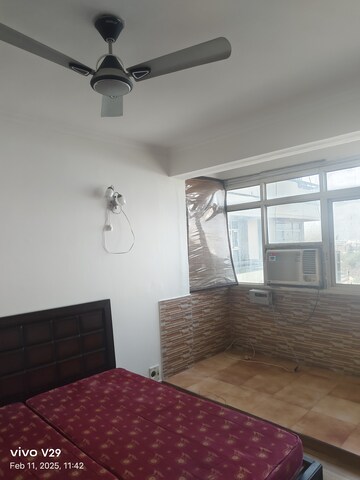 Room in 3 BHK Apartment at Ansal Sushant Estate, Sector 52 – for Rent