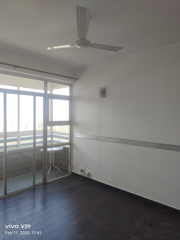 Room in 3 BHK Apartment at Ansal Sushant Estate, Sector 52 – for Rent