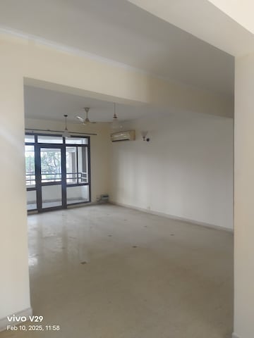 Room in 3 BHK Apartment at Unitech The Close North, Sector 50 – for Rent