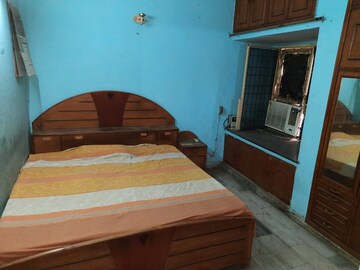 Room in 2 BHK Builder Floor at Gyan Khand – for Rent