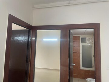 Room in 2.5 BHK Apartment at Mahagun Mywoods II, Sector 16c Greater Noida – for Rent