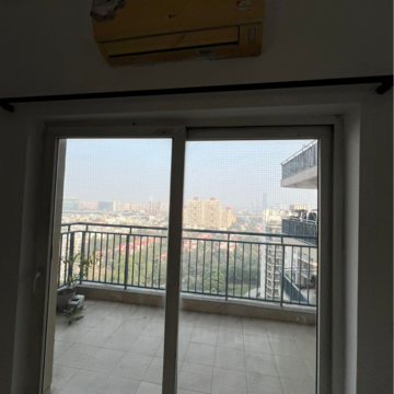 Room in 3 BHK Apartment at Spaze Privy, Sector 72 – for Rent