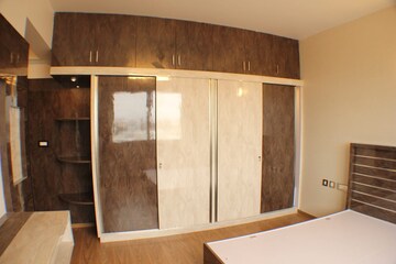 Room in 4 BHK Apartment at Prestige Misty Waters, Hebbal – for Rent