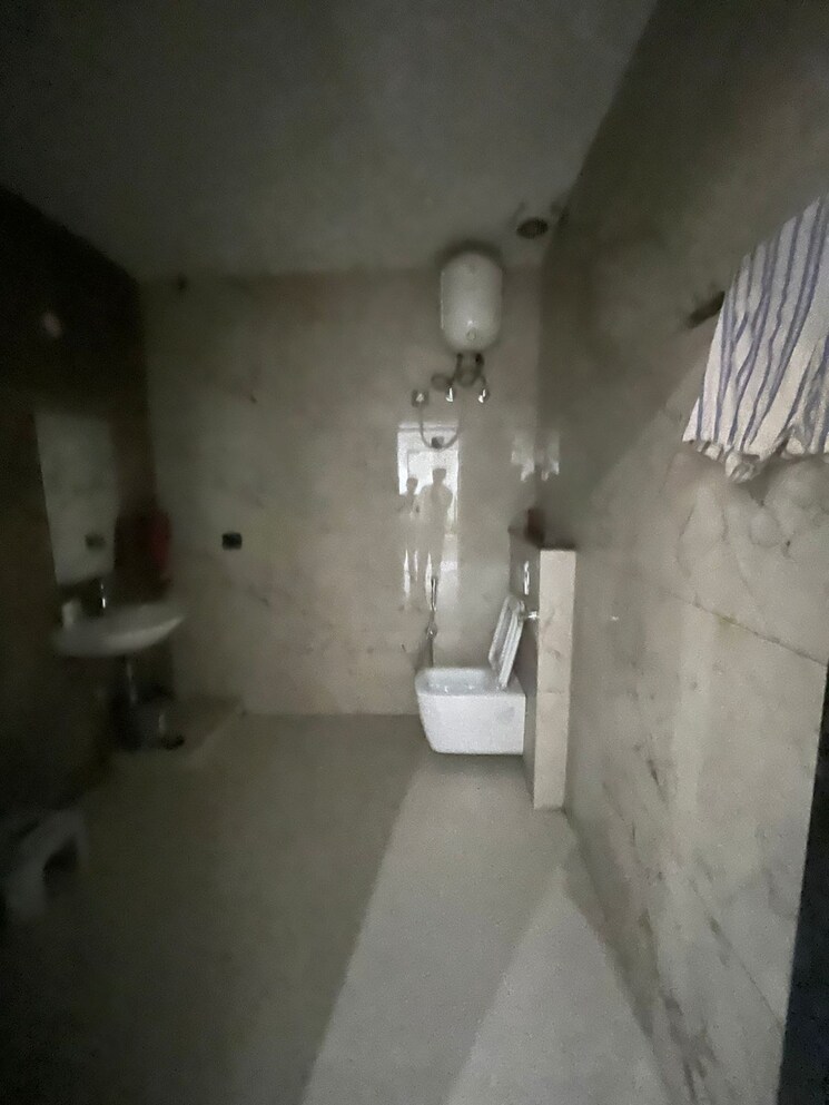 Bathroom, auram-floor 4 Bedroom 360 Sq.Yd. Builder Floor In South City 2 Gurgaon 8187527