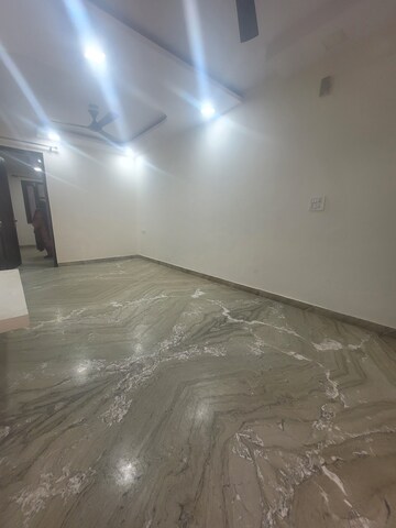 Furnished Amenities in 2 BHK Builder Floor at Janakpuri – for Rent