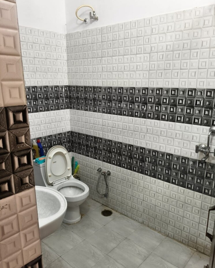 Bathroom, dhakoli village 3 Bedroom 1250 Sq.Ft. Builder Floor In Dhakoli Village Zirakpur 8188107