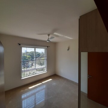 Room in 4 BHK Apartment at Prestige Woodland Park, Cooke Town – for Rent