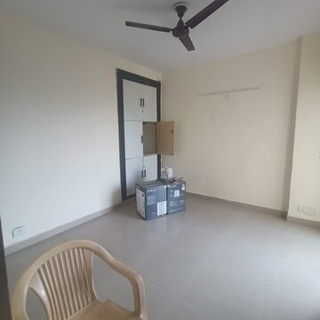 Room in 2 BHK Apartment at Nimbus Express Park View, Chi V Greater Noida – for Rent