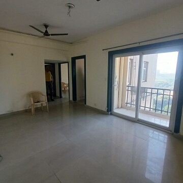 Room in 2 BHK Apartment at Nimbus Express Park View, Chi V Greater Noida – for Rent