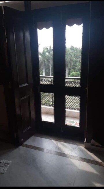Room in 1 BHK Builder Floor at Shalimar Bagh – for Rent