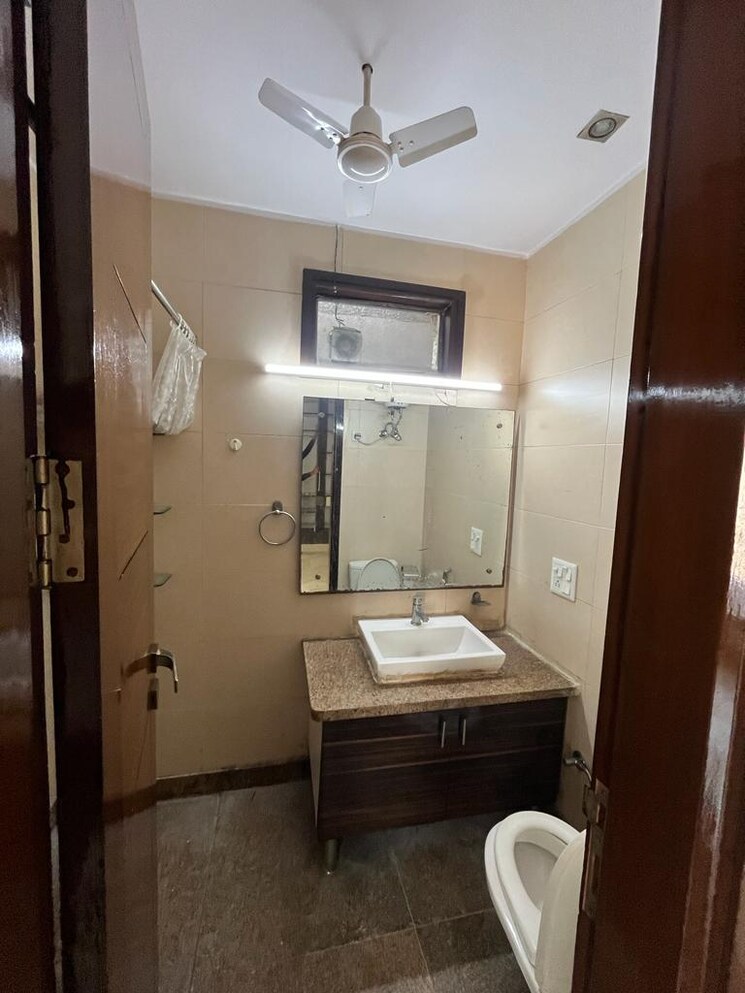 Bathroom, kalkaji 3 Bedroom 150 Sq.Yd. Builder Floor In Kalkaji Delhi 8188428