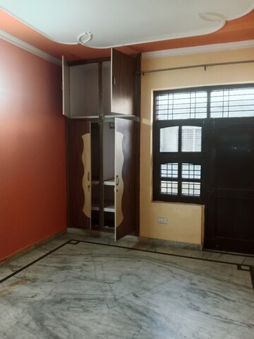 Room in 3 BHK Builder Floor at Sector 6 – for Rent