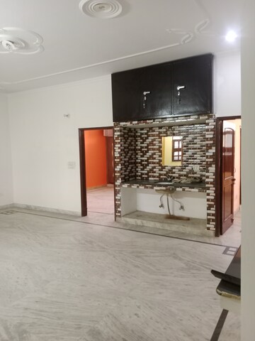 Room in 3 BHK Builder Floor at Sector 6 – for Rent