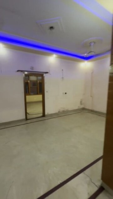 Room in 2.5 BHK Builder Floor at Sector 78 – for Sale