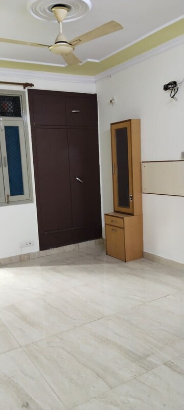 Room in 3 BHK Apartment at Sector 12 Dwarka – for Rent